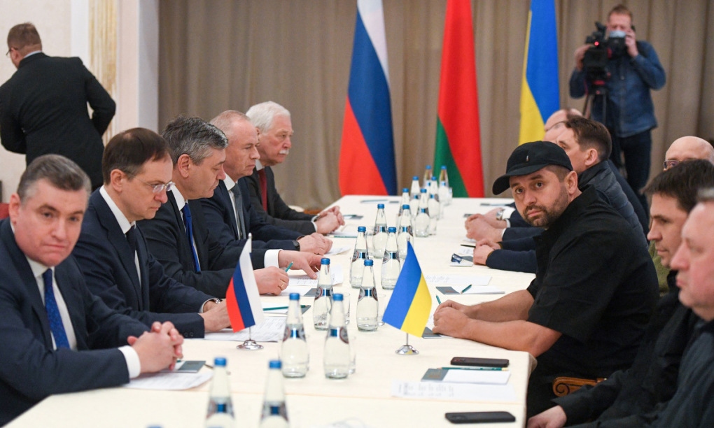 Phái đoàn Nga (trái) và Ukraine trước cuộc họp tại Belarus hôm 28/2. Ảnh: TASS.