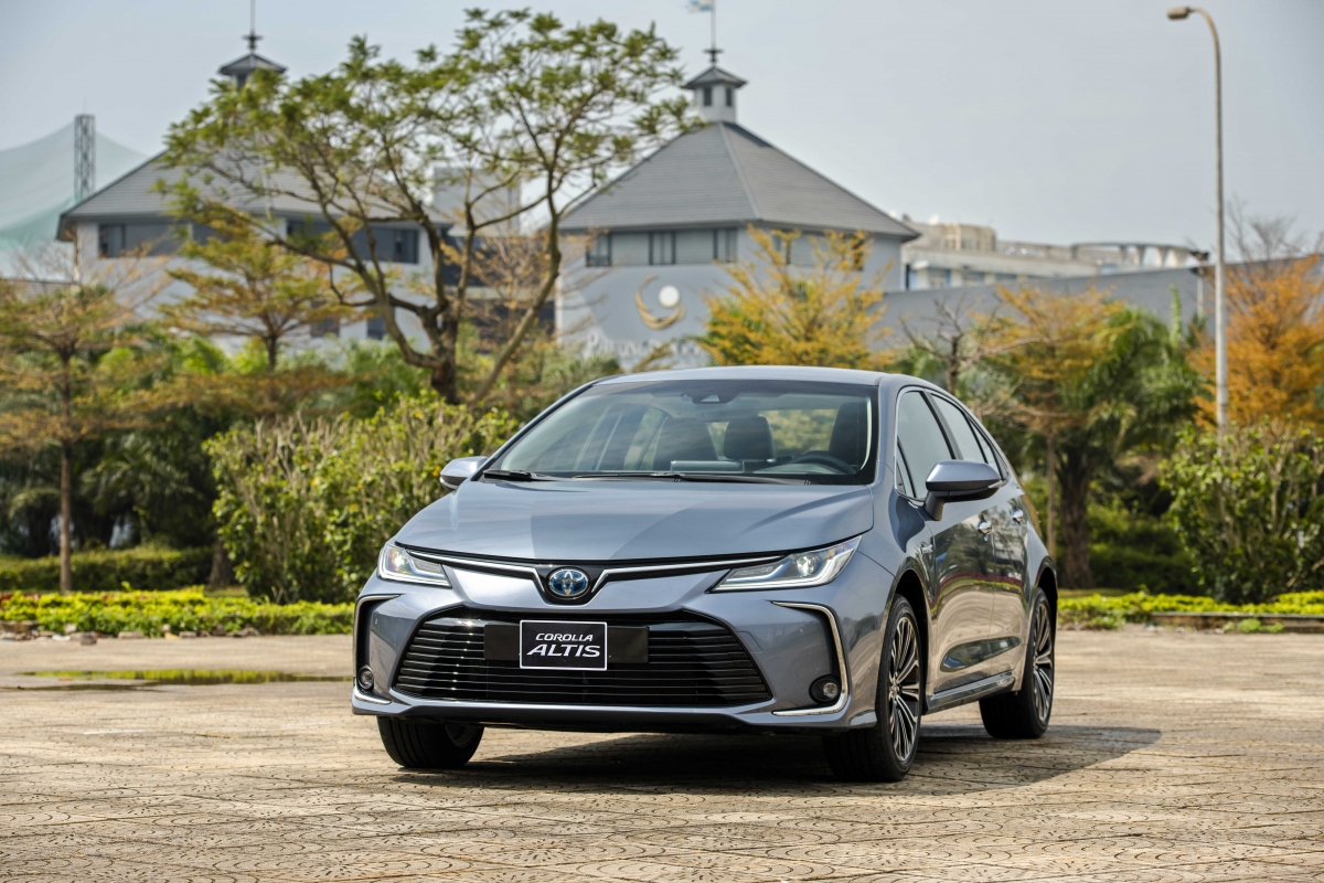 Toyota Corolla Altis 2022 có 5 màu ngoại thất (đỏ, trắng ngọc trai, xám, bạc, đen) và 02 màu nội thất (đen, be)