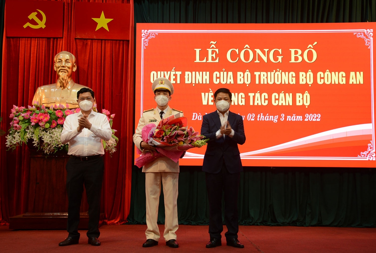 Ông Lương Nguyễn Minh Triết (ngoài cùng bên phải) - Phó Bí thư Thường trực Thành ủy Đà Nẵng tặng hoa chúc mừng tân Phó Giám đốc Công an thành phố