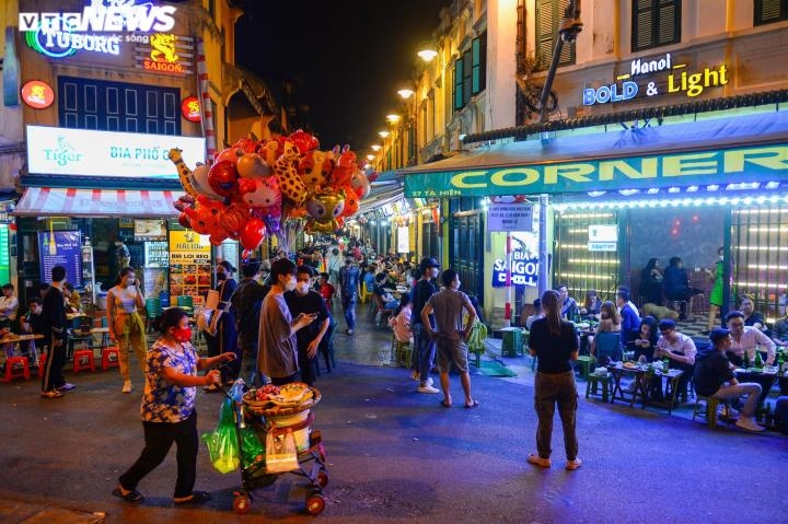 City street eateries crowded again as nighttime ban eased - Public ...