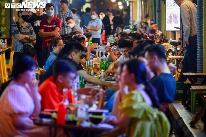 City street eateries crowded again as nighttime ban eased