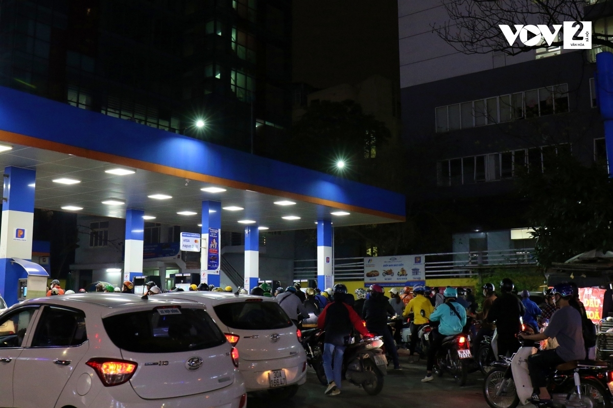 hanoians head to pumps amid increasing petrol prices picture 1