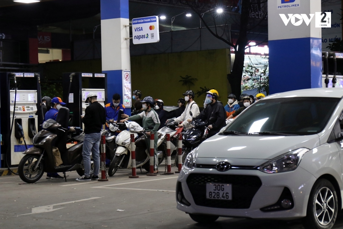 hanoians head to pumps amid increasing petrol prices picture 2 hanoians head to pumps amid increasing petrol prices picture 2