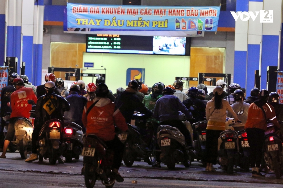 hanoians head to pumps amid increasing petrol prices picture 5 hanoians head to pumps amid increasing petrol prices picture 5
