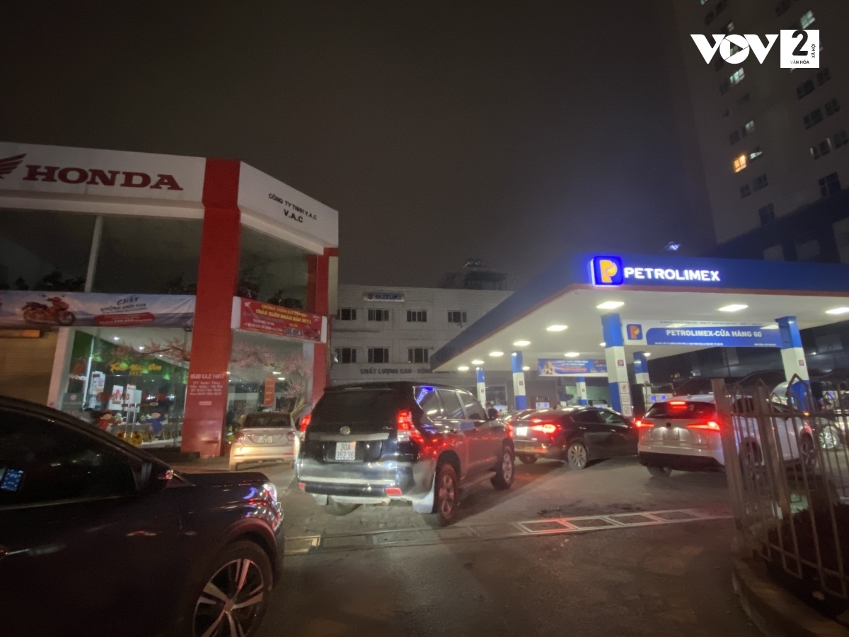 hanoians head to pumps amid increasing petrol prices picture 7