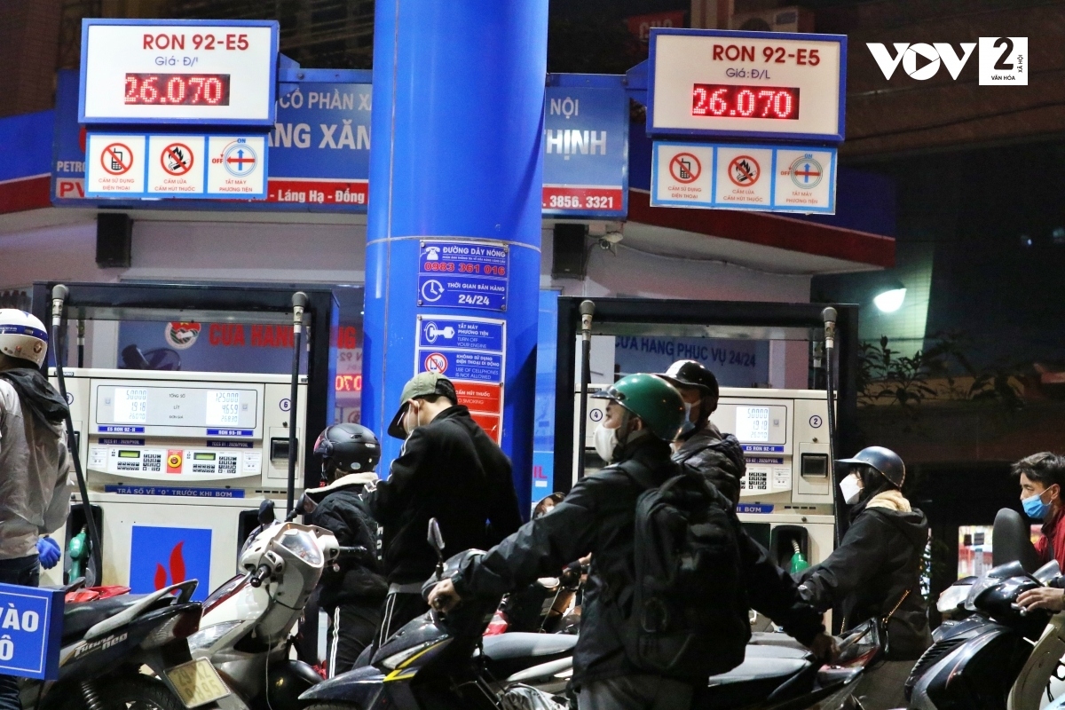 hanoians head to pumps amid increasing petrol prices picture 9