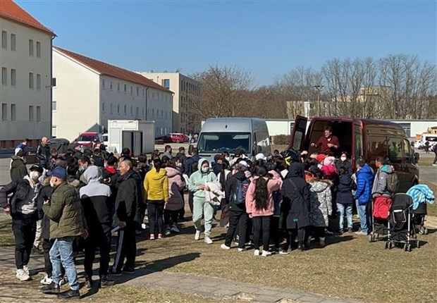vietnamese embassy and community in germany aid evacuees from ukraine picture 1