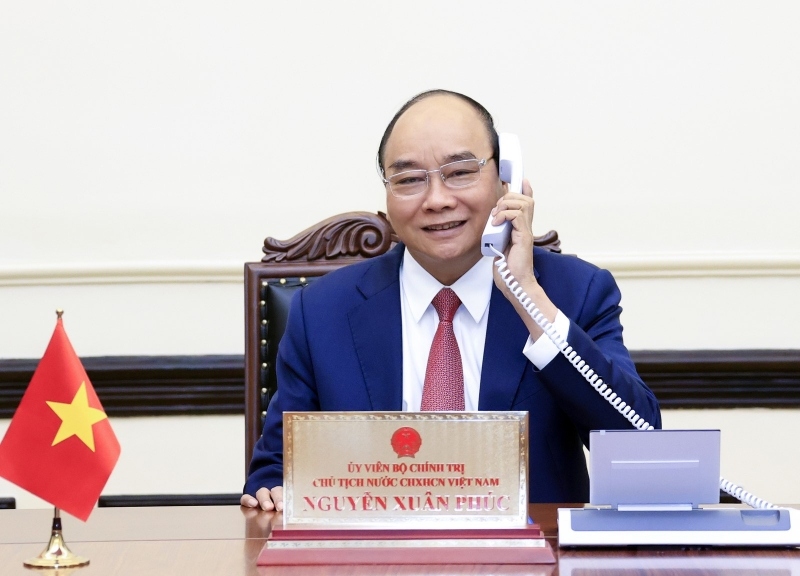 Chủ tịch nước Nguyễn Xuân Phúc điện đàm với Tổng thống đắc cử Hàn Quốc.