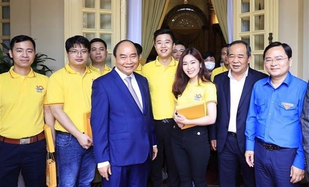 president nguyen xuan phuc meets with outstanding young people picture 1