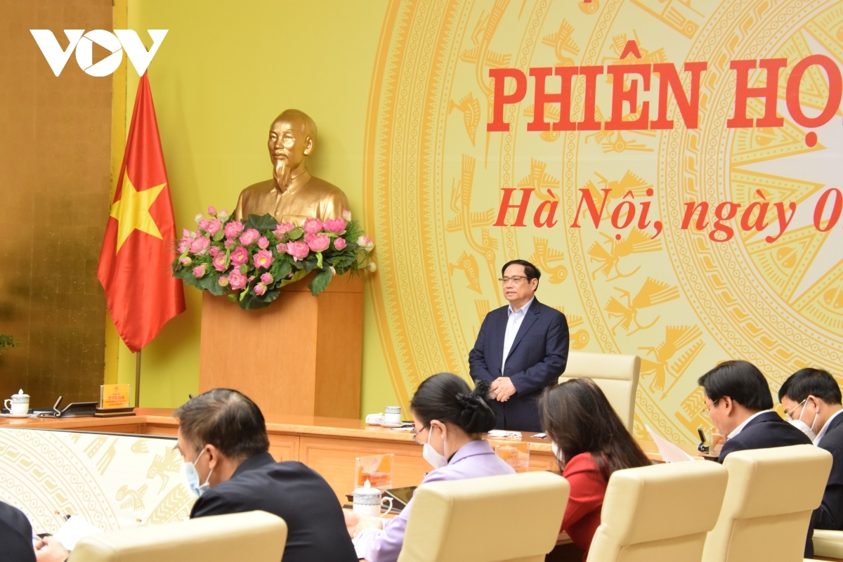 Prime Minister Pham Minh Chinh speaks at the meeting..