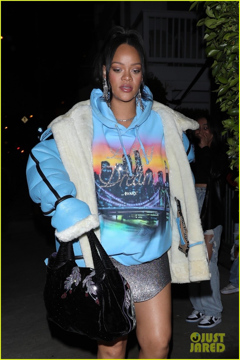 rihanna lien tuc mang sandals cao got ra pho khi dang mang bau hinh anh 2