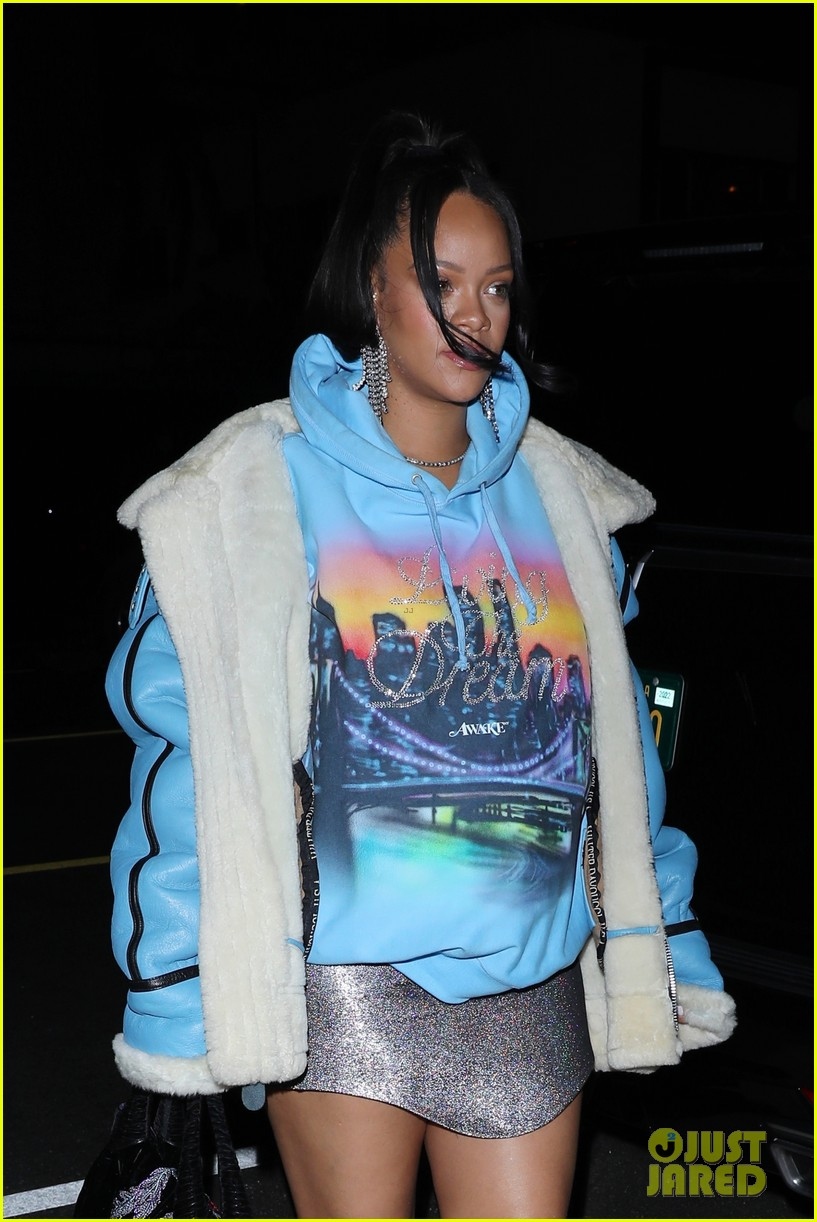 rihanna lien tuc mang sandals cao got ra pho khi dang mang bau hinh anh 4