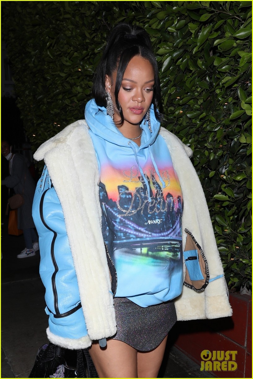 rihanna lien tuc mang sandals cao got ra pho khi dang mang bau hinh anh 7