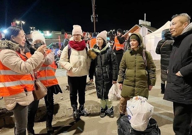 Vietnamese in Slovakia welcome their fellowmen evacuated from Ukraine. (Photo: VNA)