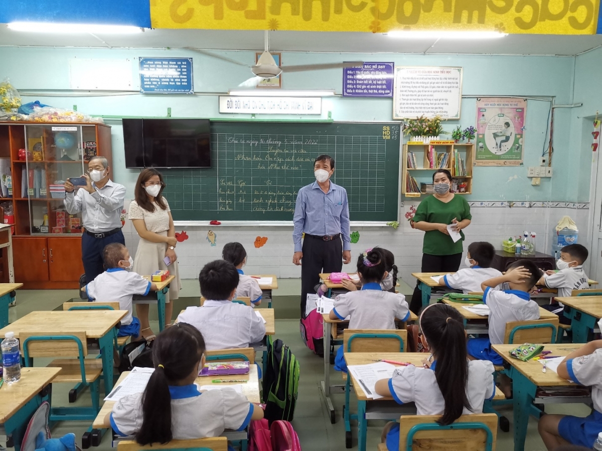 Sở Y tế và Trung tâm Kiểm soát Bệnh tật TP.HCM kiểm tra công tác phòng chống dịch tại trường tiểu học, Quận 7. (Ảnh: HCDC)