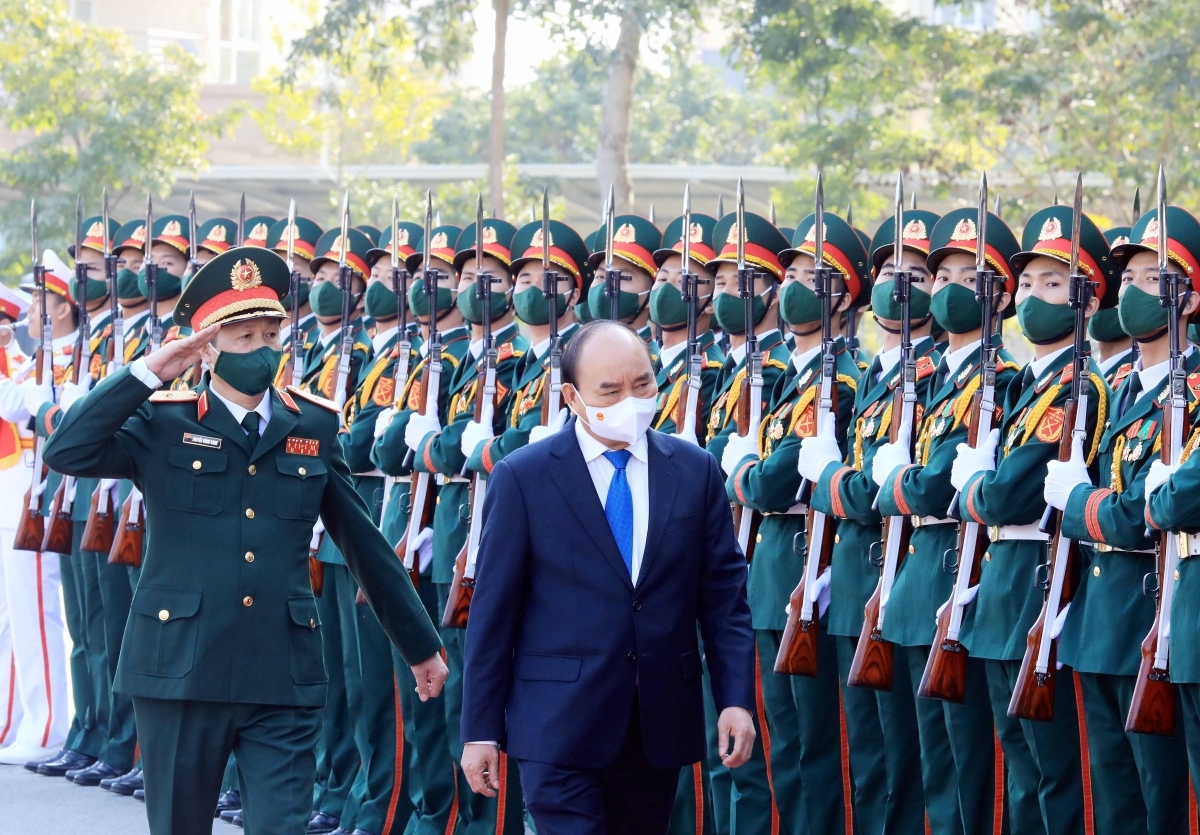 Chủ tịch nước Nguyễn Xuân Phúc, Thống lĩnh các lực lượng vũ trang nhân dân, Chủ tịch Hội đồng Quốc phòng và An ninh thăm, làm việc tại Trường Sĩ quan Chính trị (Bộ Quốc phòng) ngày 19/12/2021.