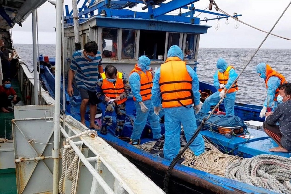 Cán bộ, chiến sỹ Tàu 743 tiếp nhận và chuyển thi thể ngư dân Huỳnh Văn Hồng về tàu