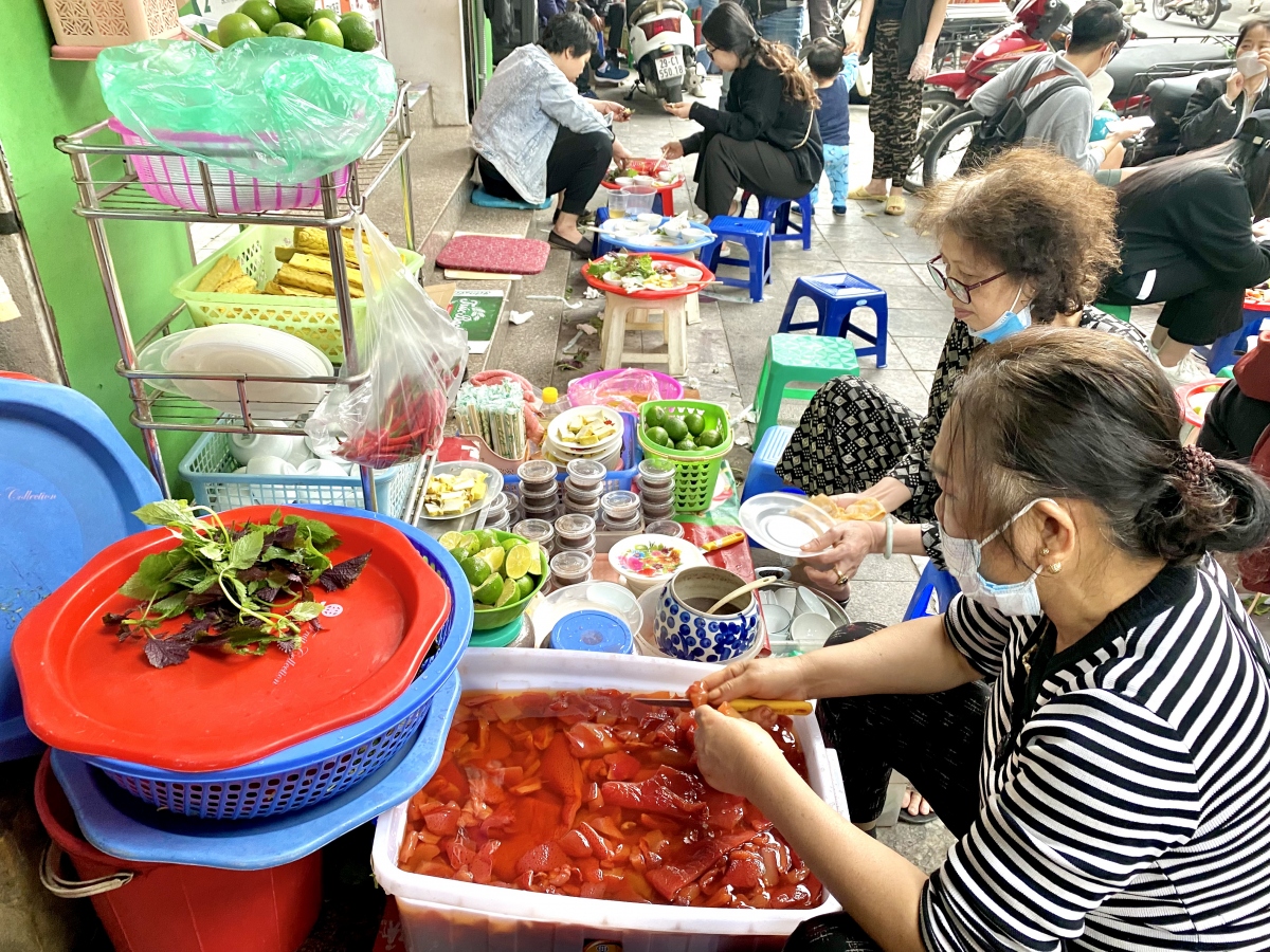 Bà Minh đang chuẩn bị sứa cho khách hàng.