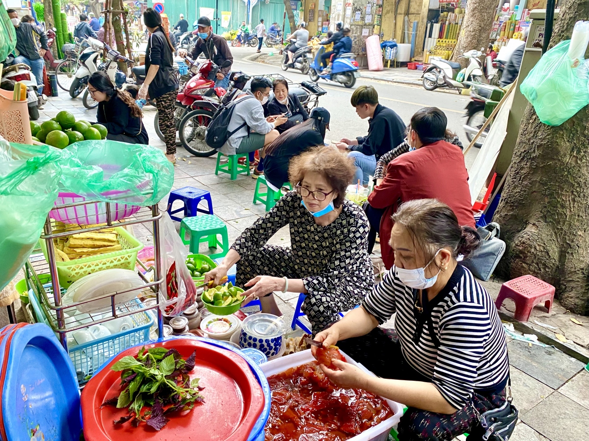 Quán sứa đỏ nằm trên phố Hàng Chiếu hút khách mỗi chiều.