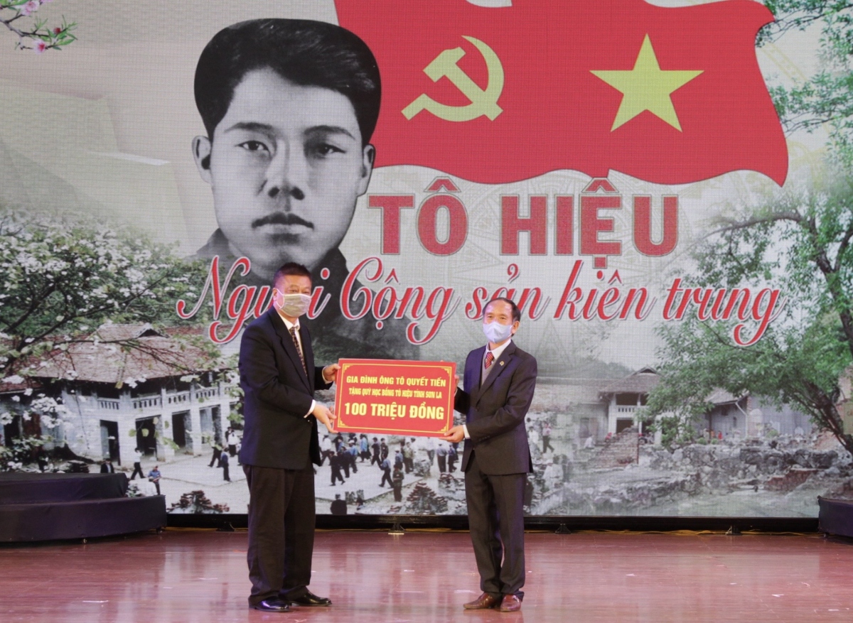 Gia đình ông Tô Quyết Tiến, thân nhân Liệt sỹ Tô Hiệu trao tặng "quỹ học bổng Tô Hiệu" tỉnh Sơn La nhân dịp kỷ niệm 110 năm ngày sinh của người chiến sỹ cộng sản kiên trung. Gia đình ông Tô Quyết Tiến, thân nhân Liệt sỹ Tô Hiệu trao tặng "quỹ học bổng Tô Hiệu" tỉnh Sơn La nhân dịp kỷ niệm 110 năm ngày sinh của người chiến sỹ cộng sản kiên trung.