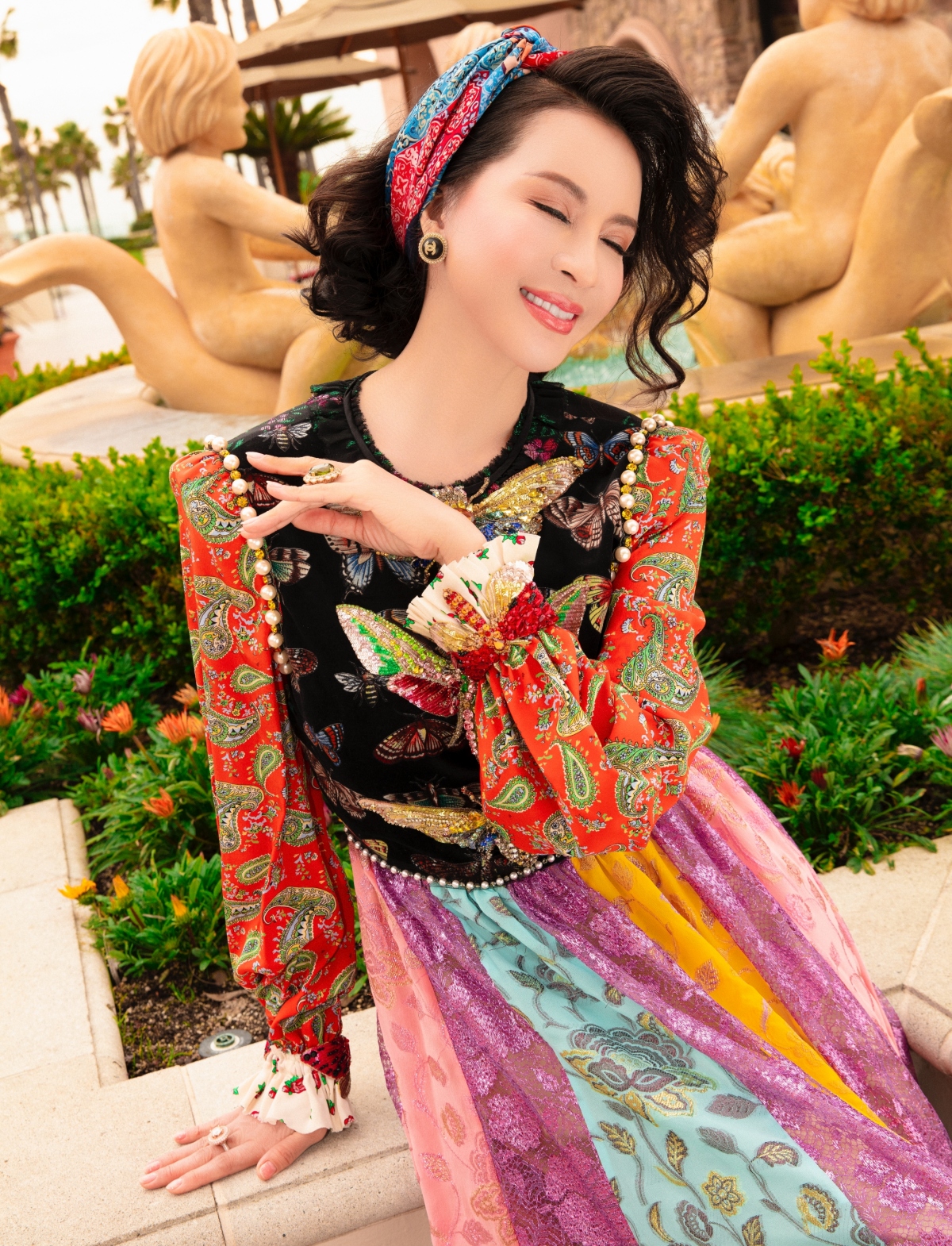 Mẫu váy có họa tiết được tạo nên bằng kỹ thuật đính kết thủ công được MC Thanh Mai đặc biệt yêu thích. Bên cạnh đó, đầm xoè tạo cảm giác bay bổng, cắt may trên vải in nhiều sắc màu nổi bật.