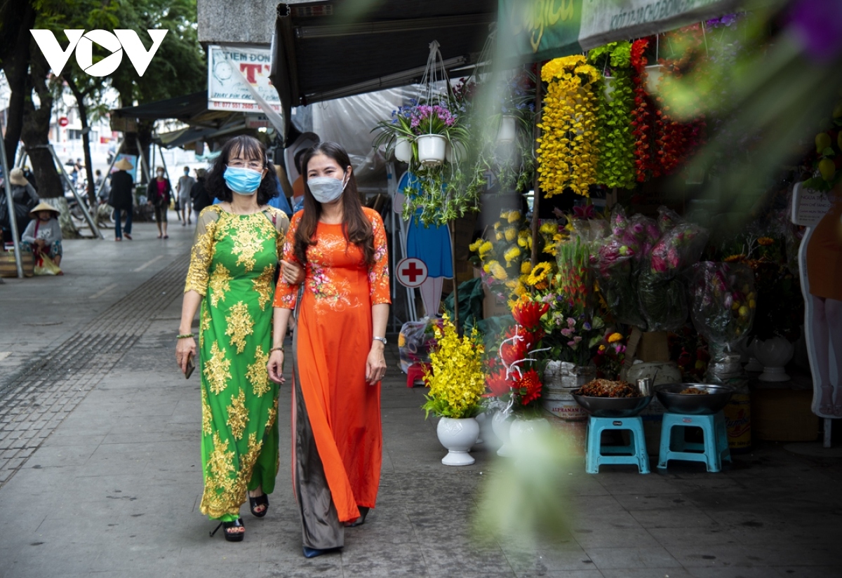 small traders in dong ba market don ao dai to welcome visitors picture 7