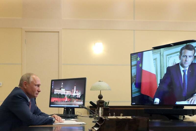 Tổng thống Pháp đối thoại với Tổng thống Nga. Nguồn: Liberation