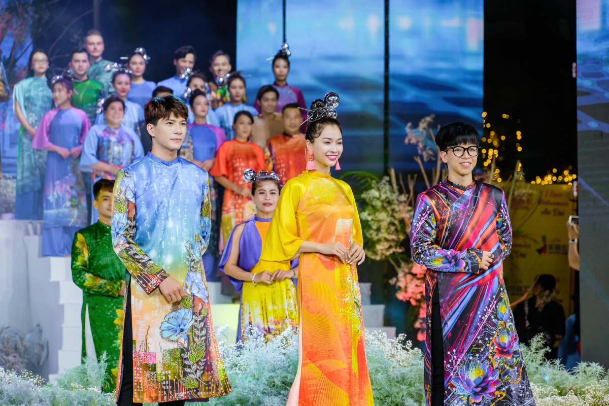 hang tram nghe si hao hung trinh dien khai mac le hoi Ao dai 2022 hinh anh 1