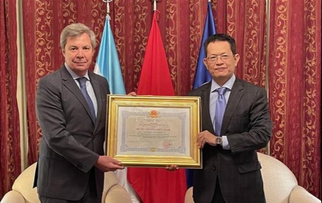 former argentine ambassador to vietnam honoured with friendship order picture 1