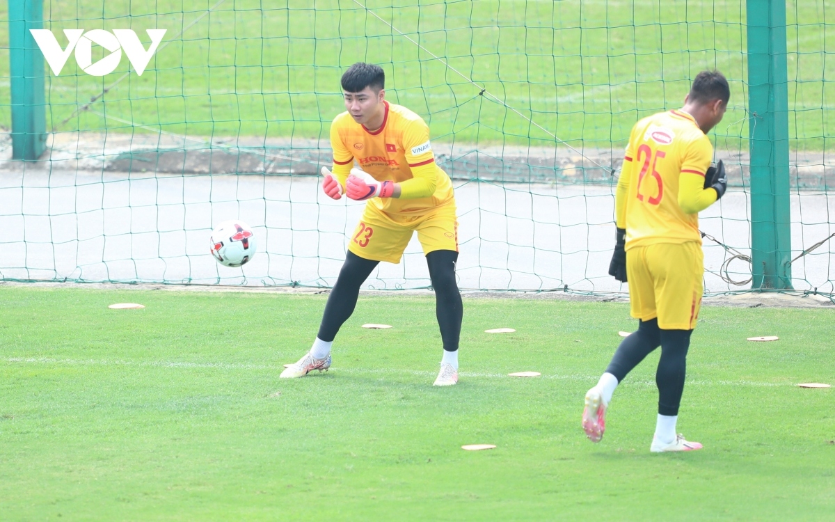 vietnam u23 side hold first training session ahead of dubai cup 2022 picture 5