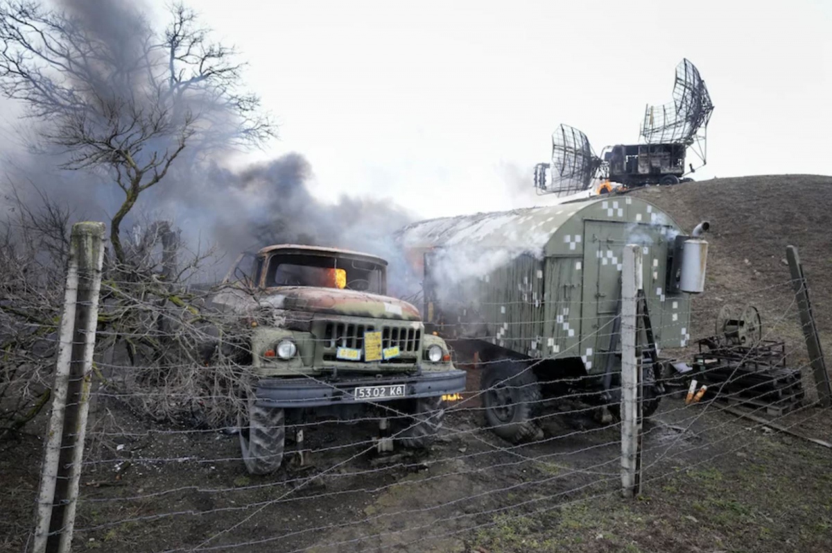 Radar và thiết bị quân sự bị phá huỷ tại căn cứ Ukraine ở ngoại ô thành phố Mariupol ngày 24/2/2022. Ảnh: AP