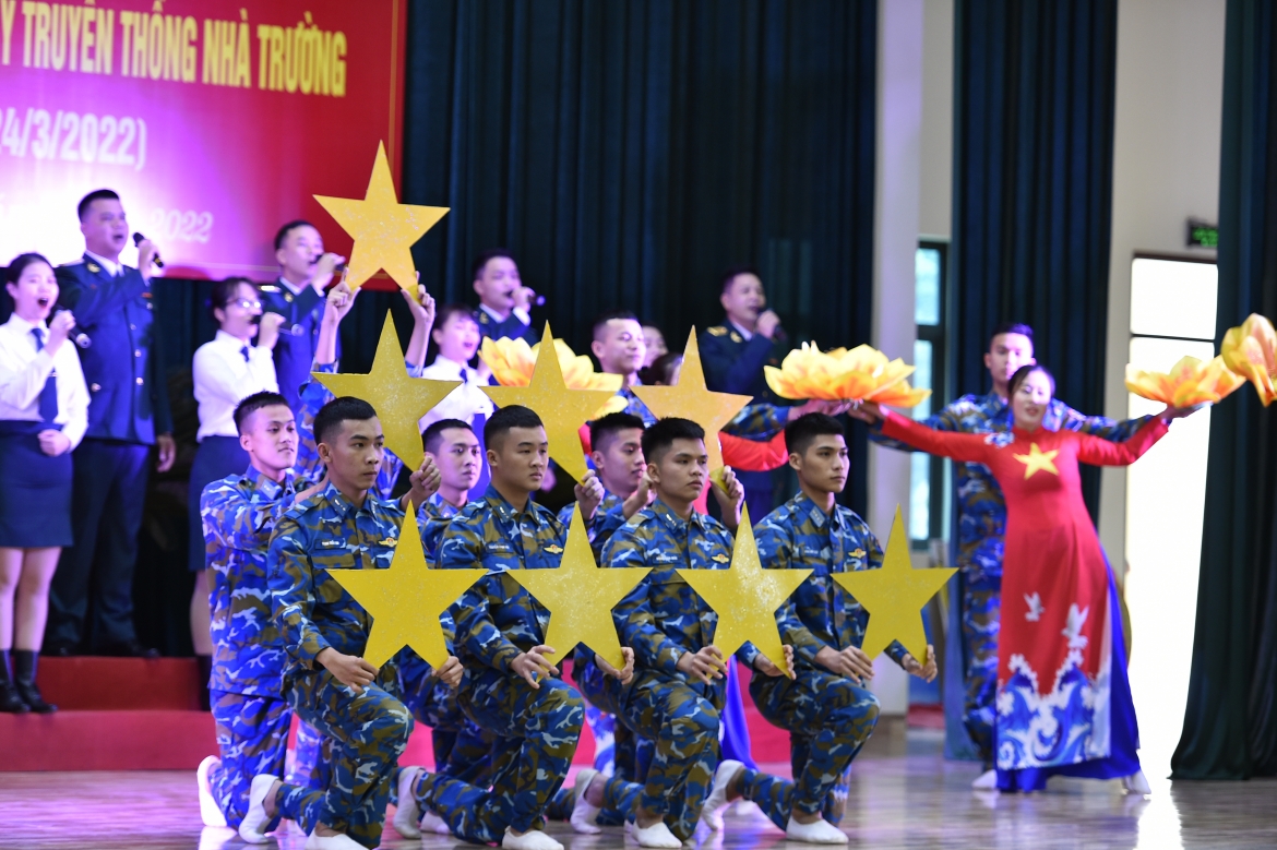 55 nam lam chu bau troi hinh anh 2