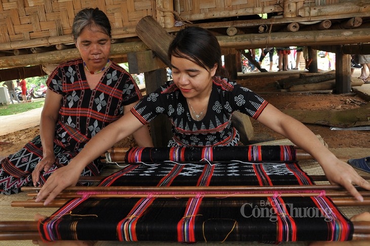 unique zeng weaving of ta oi ethnic minority picture 1