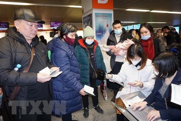 Staff members of the Vietnamese Embassy in Poland help the evacuees from Ukraine handle procedures for boarding the repatriation flight on March 9. (Photo: VNA)