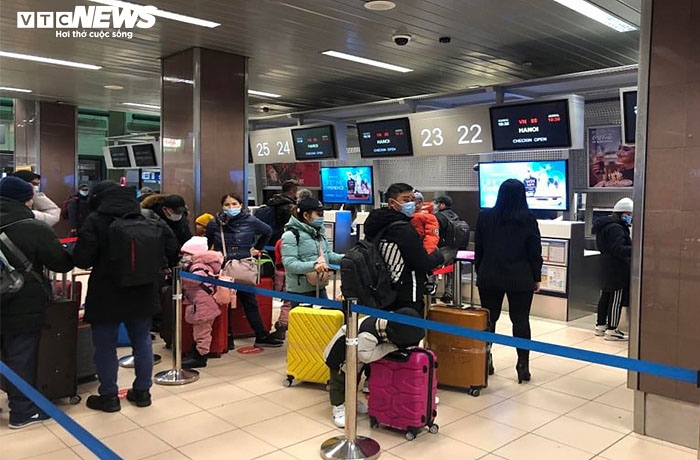 first vietnamese fleeing ukraine war zones board repatriation flight home picture 3