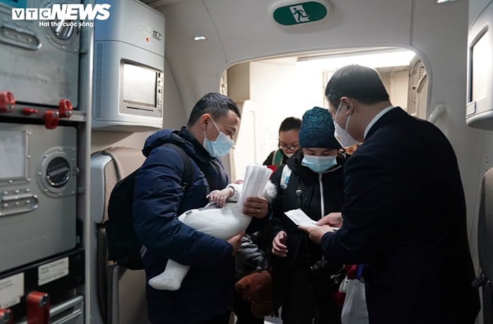 first vietnamese fleeing ukraine war zones board repatriation flight home picture 6
