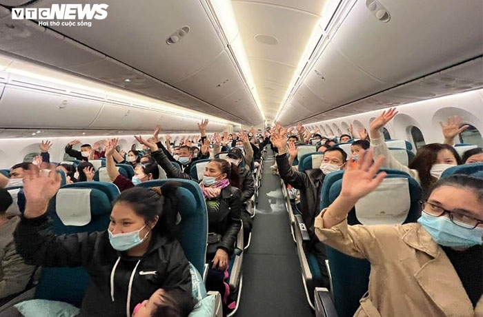 first vietnamese fleeing ukraine war zones board repatriation flight home picture 9