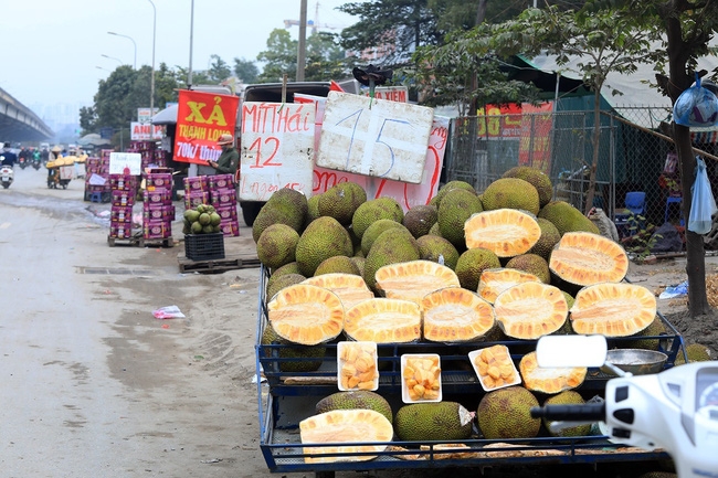 “Tắc đường” xuất biên, hoa quả đổ đống vỉa hè, bán rẻ như cho