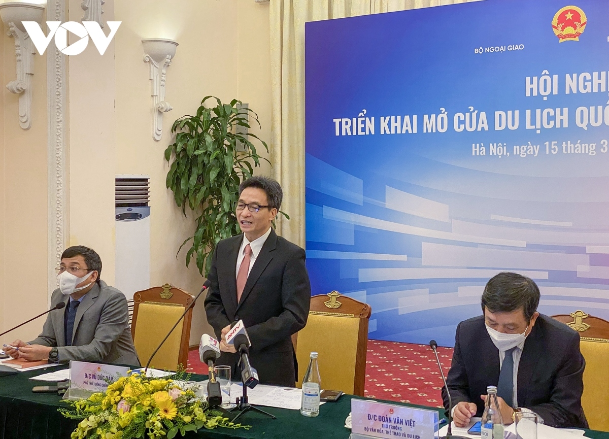 Deputy PM Vu Duc Dam (standing) affirms that foreign visitors will be treated the same as domestic holidaymakers upon arriving in Vietnam when the country resumes reopening its borders to international tourism on March 15.