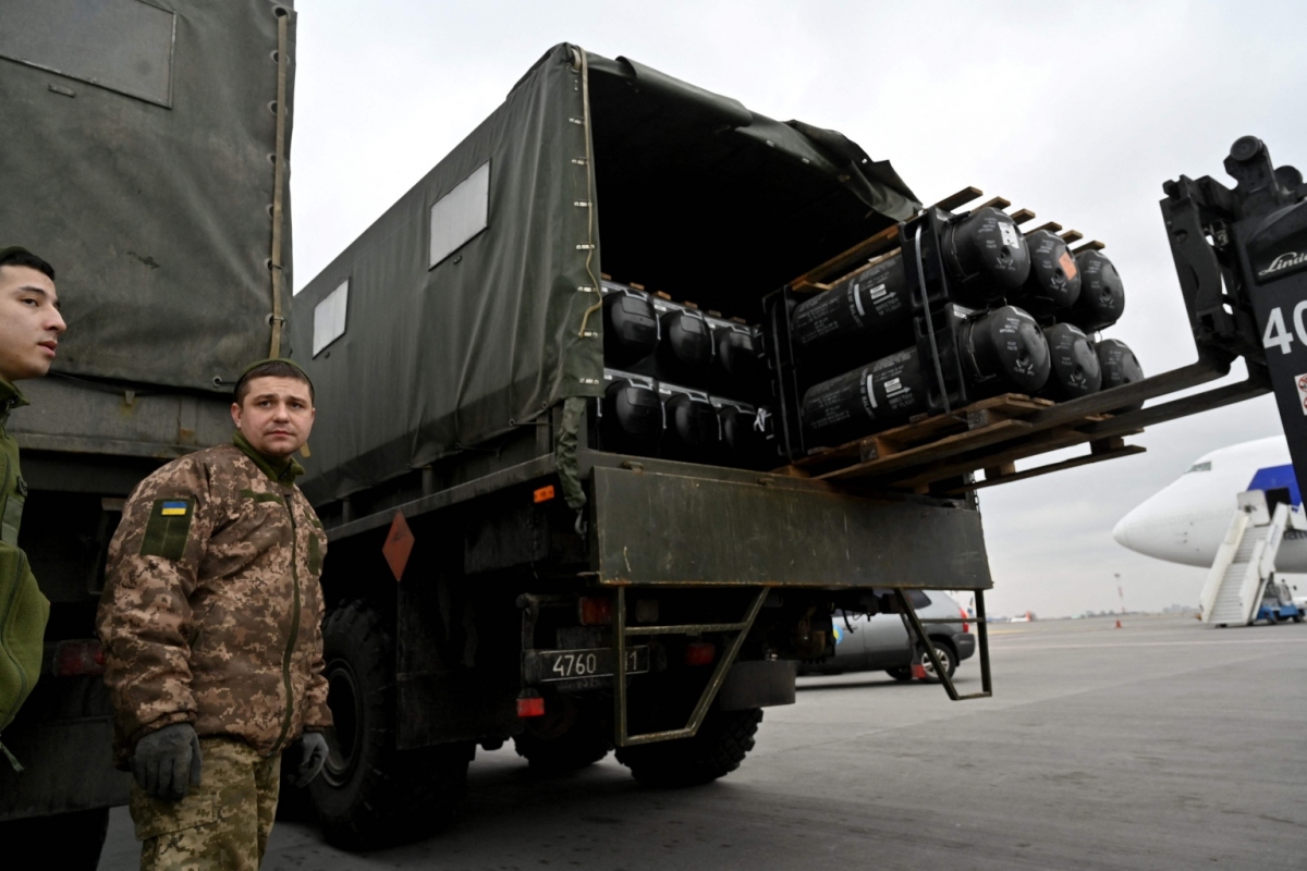 Mỹ gửi vũ khí chống tăng cho Ukraine, chứ không phải máy bay chiến đâu. Ảnh: AFP