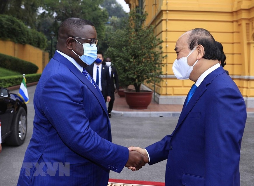 president of sierra leone receives warm welcome in vietnam picture 1