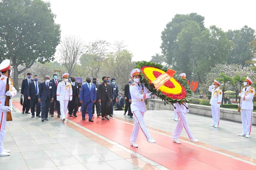 president of sierra leone receives warm welcome in vietnam picture 10
