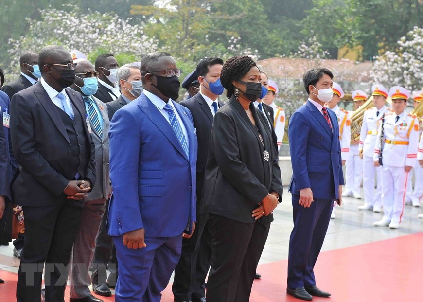 president of sierra leone receives warm welcome in vietnam picture 11