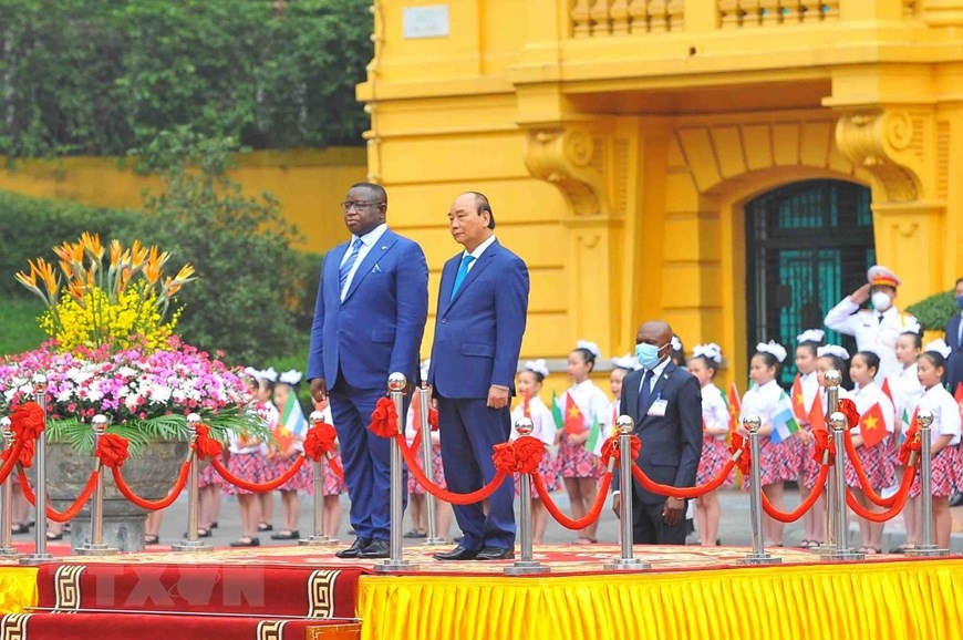 president of sierra leone receives warm welcome in vietnam picture 2