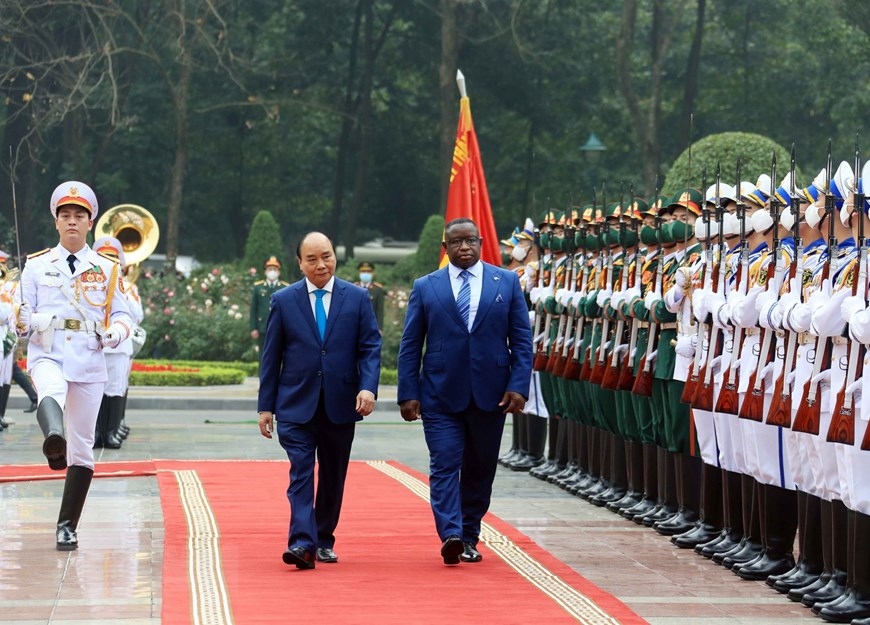 president of sierra leone receives warm welcome in vietnam picture 3