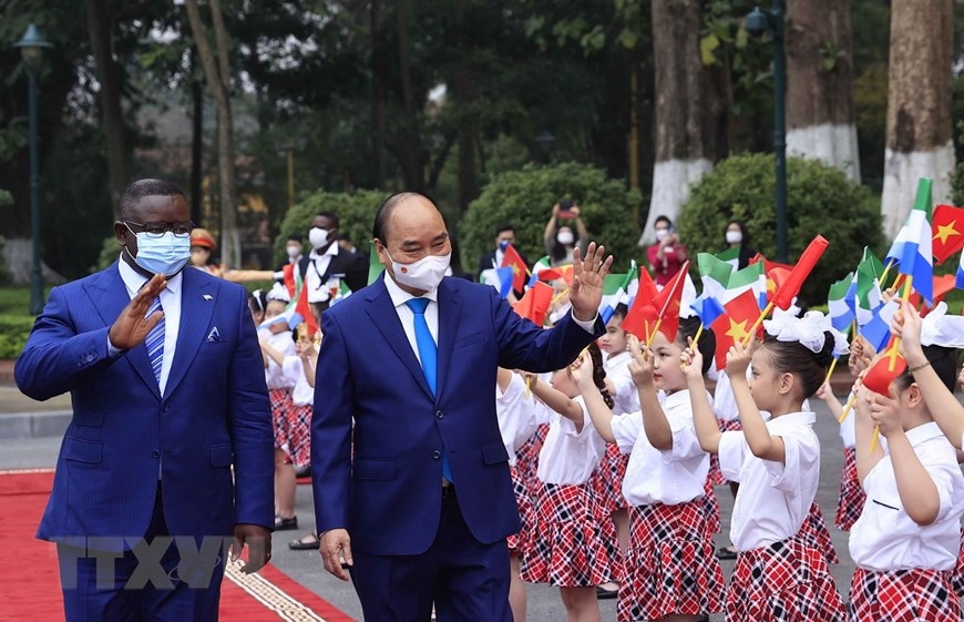 president of sierra leone receives warm welcome in vietnam picture 4