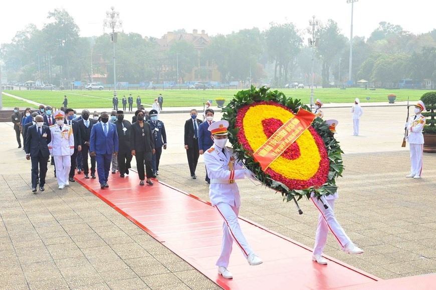president of sierra leone receives warm welcome in vietnam picture 7