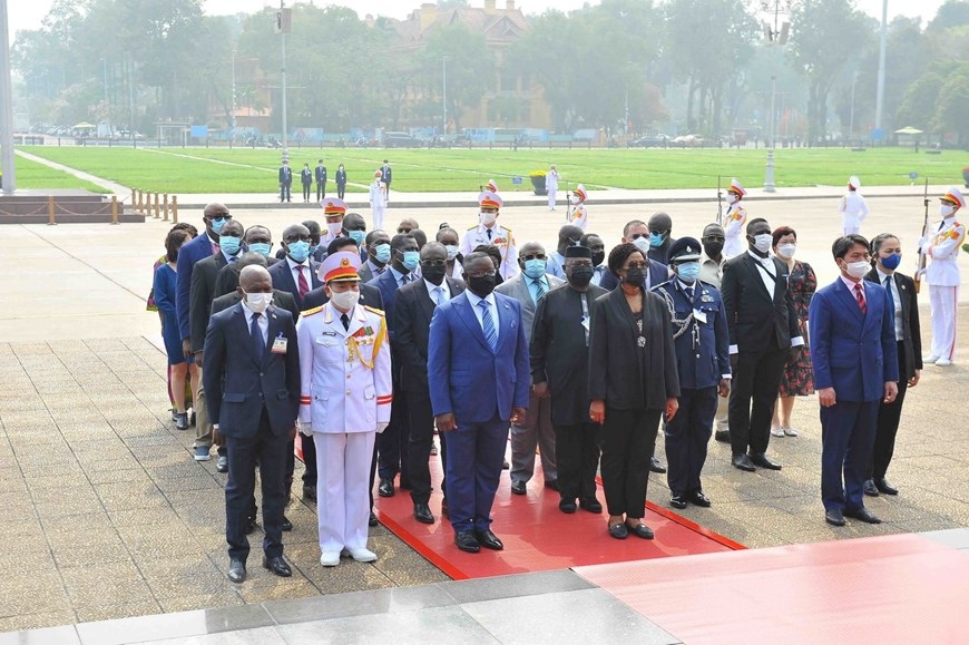 president of sierra leone receives warm welcome in vietnam picture 8