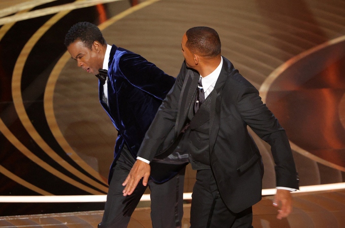 Will Smith gây tranh cãi khi thẳng tay tát Chris Rock trên sân khấu lễ trao giải Oscar 2022.
