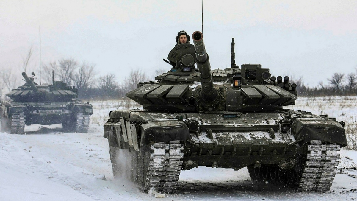 Quân nhân Nga lái xe tăng trong cuộc tập trận quân sự ở khu vực Leningrad ngày 14/2/2022. Ảnh: Reuters